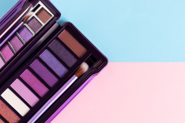 彩色眼影调色板上的粉红色和蓝色的背景图片下载