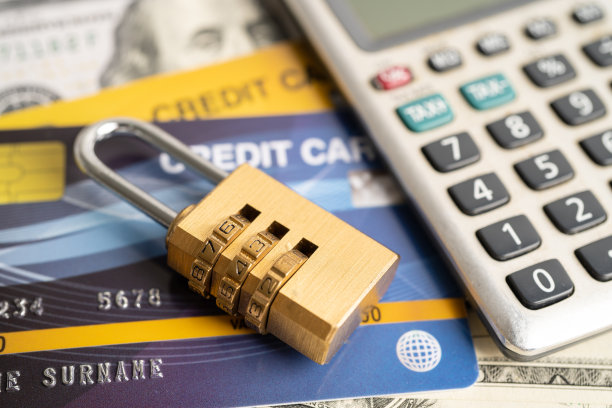 以美元为背景的密码密匙锁安全信用卡。图片下载