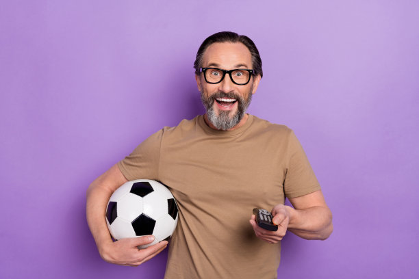 照片funky开朗大喜的大球迷看电视世界杯冠军孤立在紫色的背景图片下载