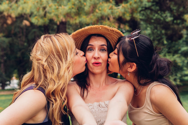 多样的女性亲吻女友自拍图片下载