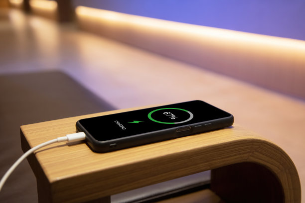 桌子上有一个正在用充电宝充电的手机图片下载