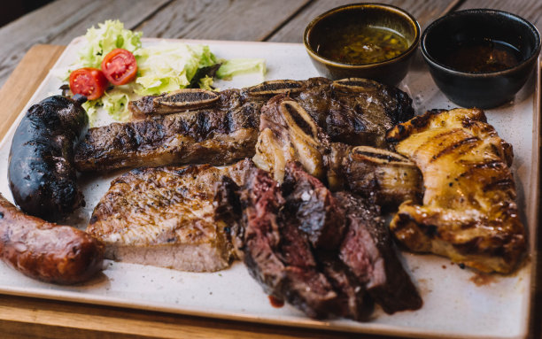 高档餐厅的优质烤牛肉图片下载