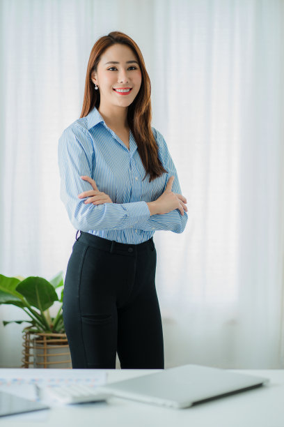 成功的亚洲女商人微笑着愉快地工作在办公室的文件垂直图片图片下载