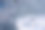 现代摩天大楼的窗户上反射着天空和云彩图片下载