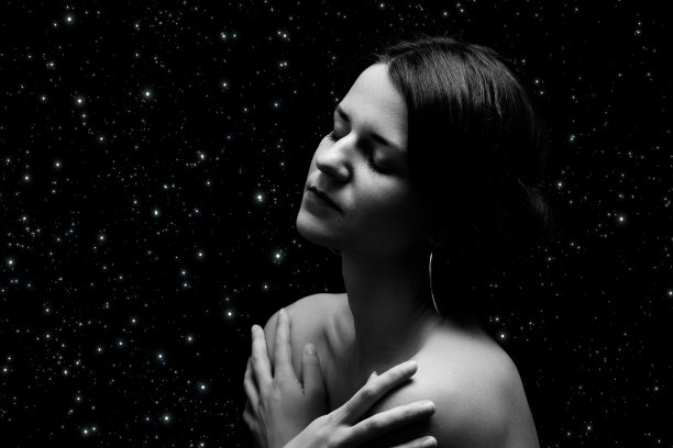 黑暗中的性感女人图片下载