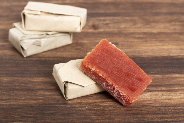 碧椒叶包番石榴膏;木制背景照片图片下载