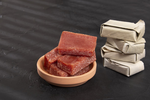 碧椒叶包番石榴膏;黑色背景照片图片下载