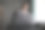 有趣的欧洲小孩在沙发上玩枕头图片下载