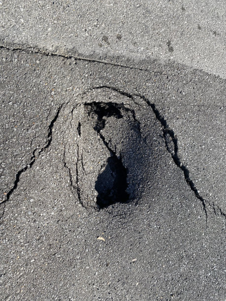 沥青裂缝在路上造成了一个坑图片下载