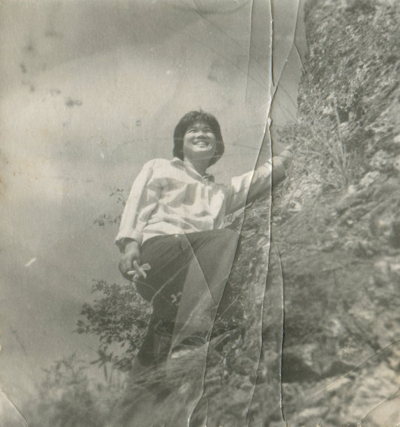 70年代中国女青年登山单色老照片图片下载
