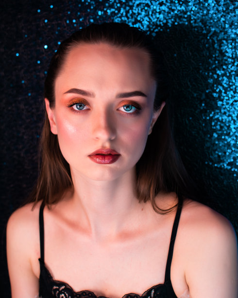 美丽的女人覆盖在明亮的油漆飞溅图片下载