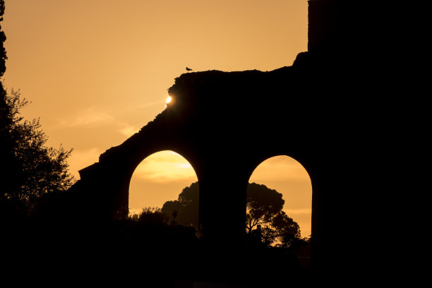 日落时分的罗马古遗址图片下载