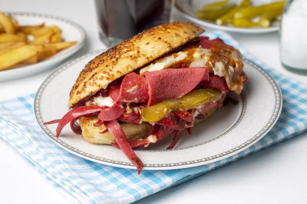 传统美味的土耳其食物;伊兹密尔·塞姆·库姆鲁三明治图片下载