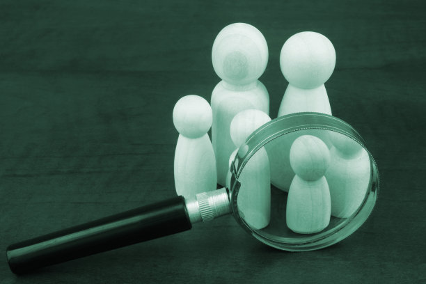 家庭人物在放大镜下特写。图片下载