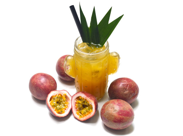 百香果茶在白色背景特写图片下载