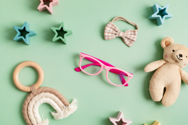 儿童眼镜在柔和的背景。眼镜店，选购儿童眼镜图片下载