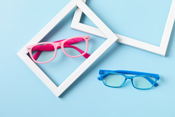 儿童眼镜在柔和的背景。眼镜店，选购儿童眼镜图片下载