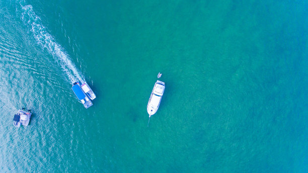 从无人机上看到，佛罗里达州迈阿密海滩附近美丽的迈阿密海滩上的船只图片下载