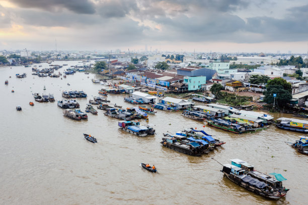 载满农产品的船只停泊在蔡让水上市场进行交易的热闹景象图片下载