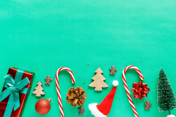 圣诞节节日装饰品和装饰品在绿色背景与文本拷贝空间。图片下载