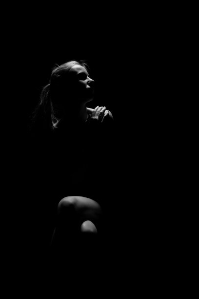 年轻女子的低光肖像图片下载