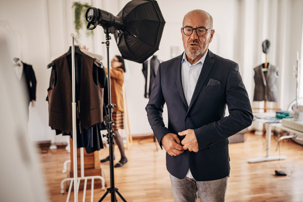 男士正在试穿西装图片下载