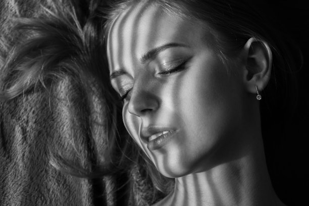 性感的年轻女子图片下载