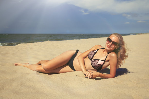 海滩上的年轻女子图片下载