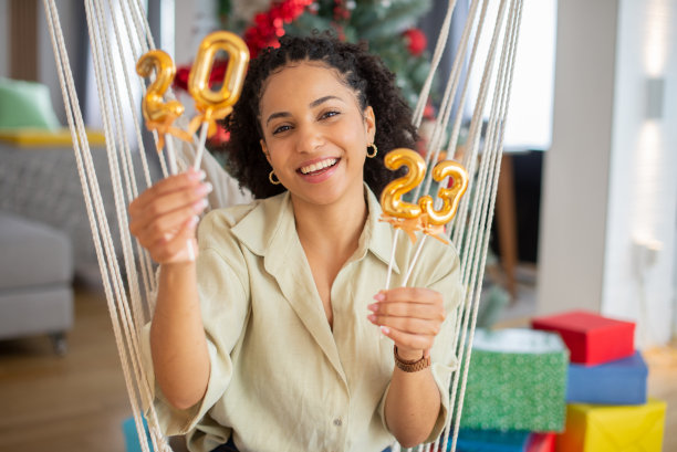 快乐的女人庆祝圣诞节图片下载