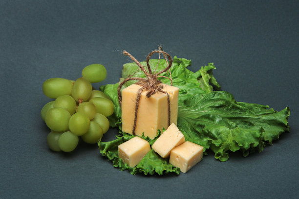 一小袋粗麻袋里装着几块奶酪图片下载