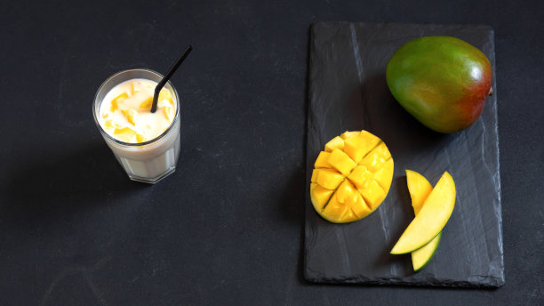 典型的印度菜。Lassi饮料是一种芒果奶昔。在热的时候喝凉的，可以解渴图片下载