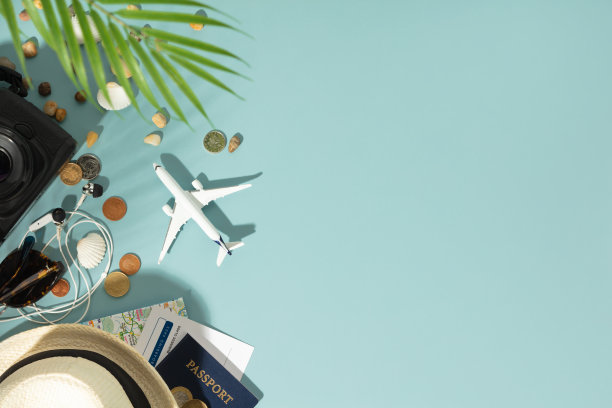 微型玩具飞机，旅行配件和蓝色背景的纸云。旅行概念的平面设计图片下载