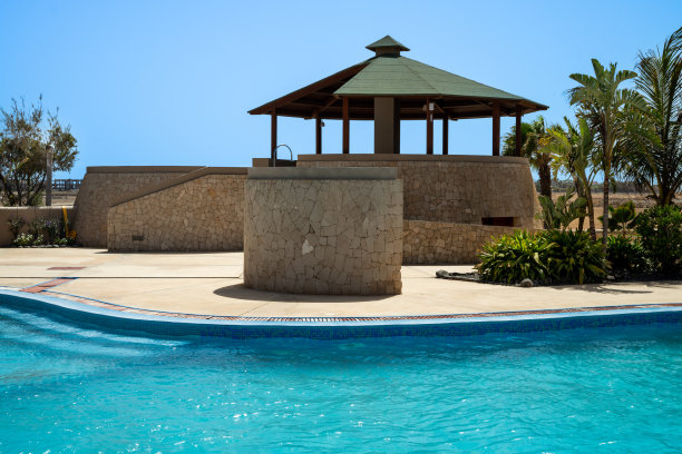 酒店游泳池设有淋浴和观景塔图片下载