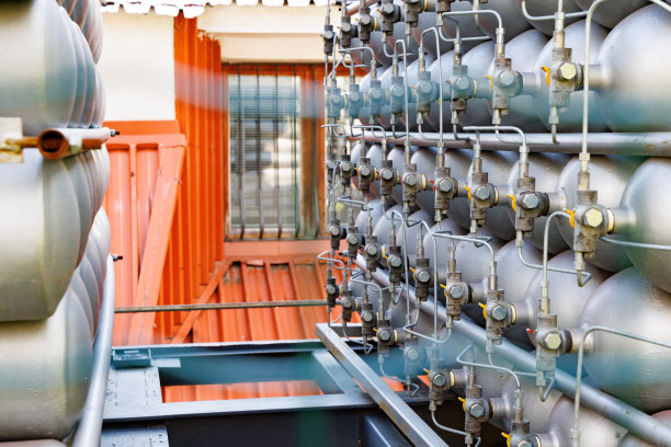 许多装满汽油或汽油的瓶子堆放在一起图片下载