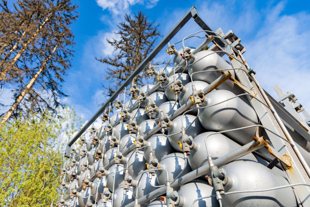 许多装满汽油或汽油的瓶子堆放在一起图片下载