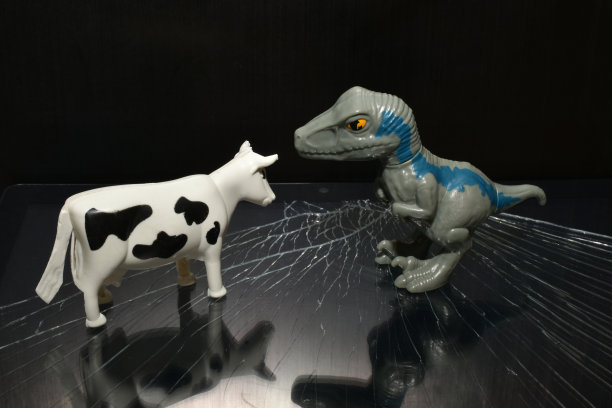 孩子们的玩具牛和恐龙在黑暗中。图片下载