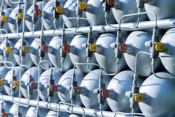 许多装满汽油或汽油的瓶子堆放在一起图片下载