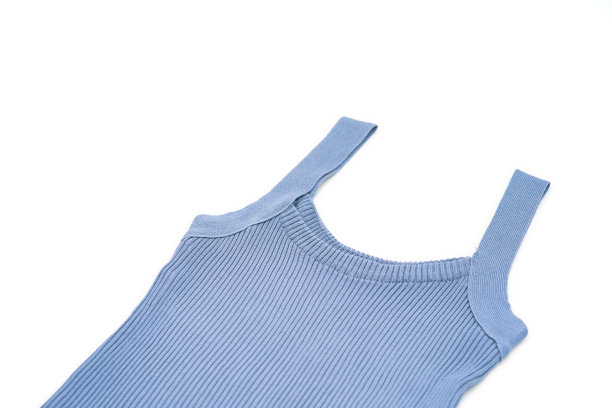 躺灰蓝色背心背心女性显示与白色背景。图片下载