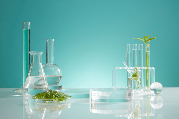 艾叶提取物实验照片，用玻璃器皿装饰，实验室背景留白做产品广告图片下载