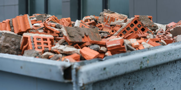 红砖碎片在建筑垃圾容器靠近图片下载