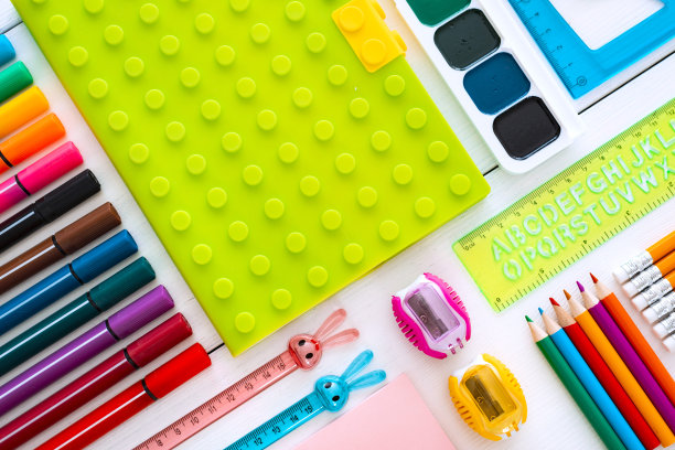 彩色模型平铺文具粉笔板在一张白色背景的桌子上，小山。图片下载