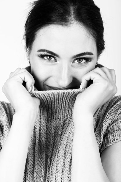 把嘴藏在毛衣里的美女图片下载