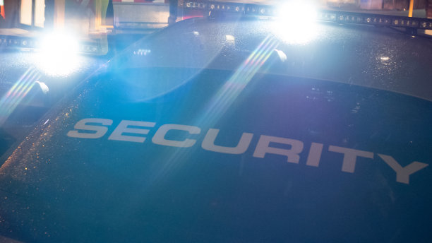 夜间城市建筑工地保安车辆巡逻图片下载