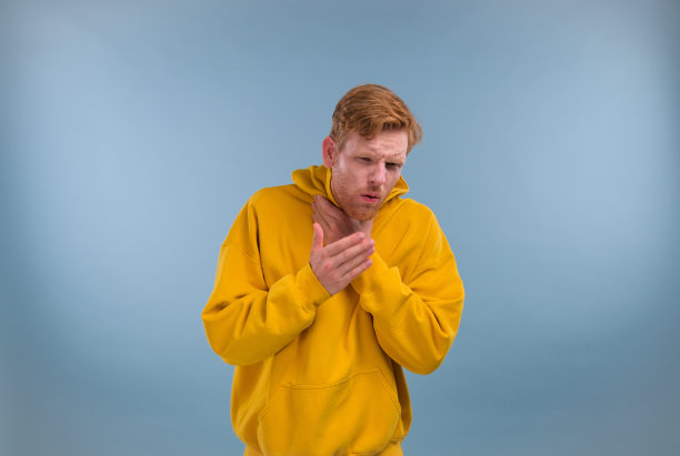 男人咳嗽，淡蓝色背景，文字空间。感冒症状图片下载