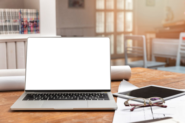 笔记本电脑和平板电脑在建筑师的办公桌上。商业、建筑、建筑施工和技术概念。图片下载