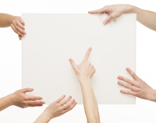 人手拿着白板。团队人手与白板隔离。商务运输物流概念。图片下载