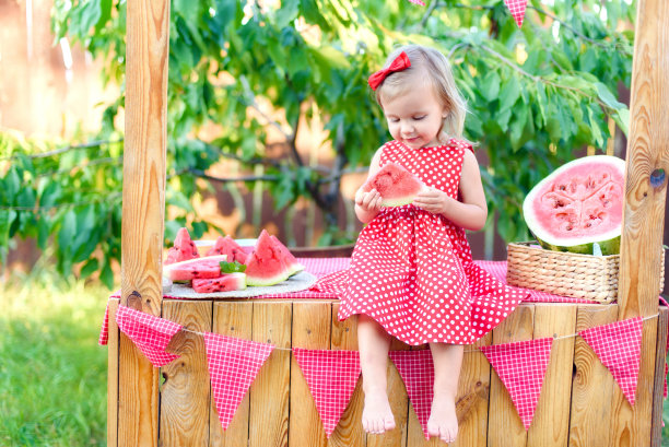 西瓜柠檬水加冰和薄荷作为夏季清凉饮料的罐子。图片下载