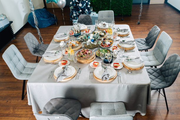 一张漂亮的圣诞餐桌为家庭晚餐准备好了。所有东西都用气球装饰。图片下载