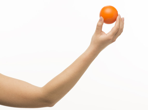 手握橙色海绵球孤立图片下载