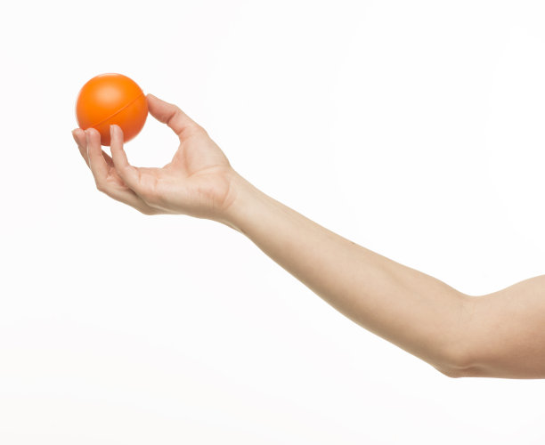 手握橙色海绵球孤立图片下载